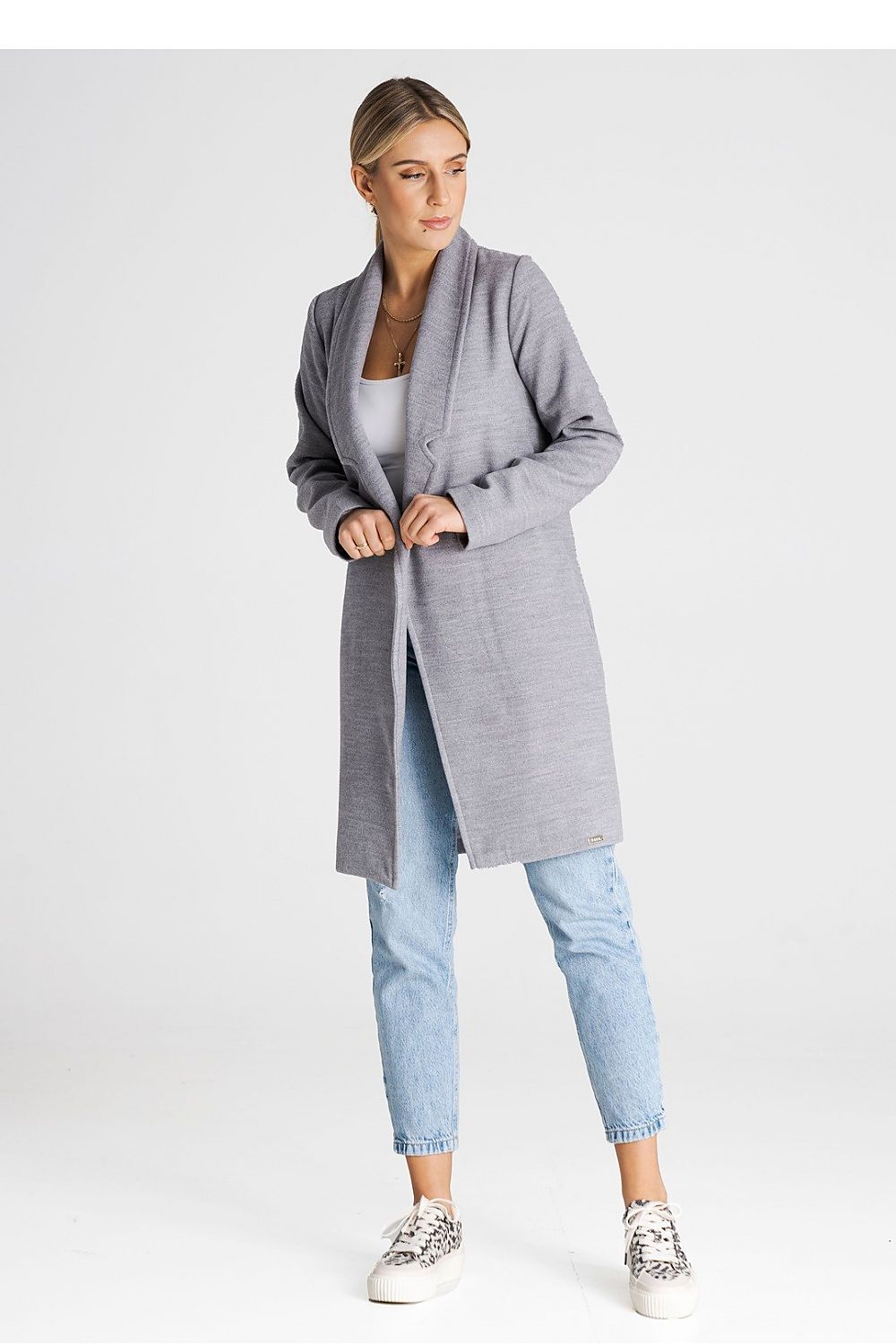 Luxury Figl unbuttoned coat featuring a large lined collar, designed with inner pockets, perfect for versatile styling.
