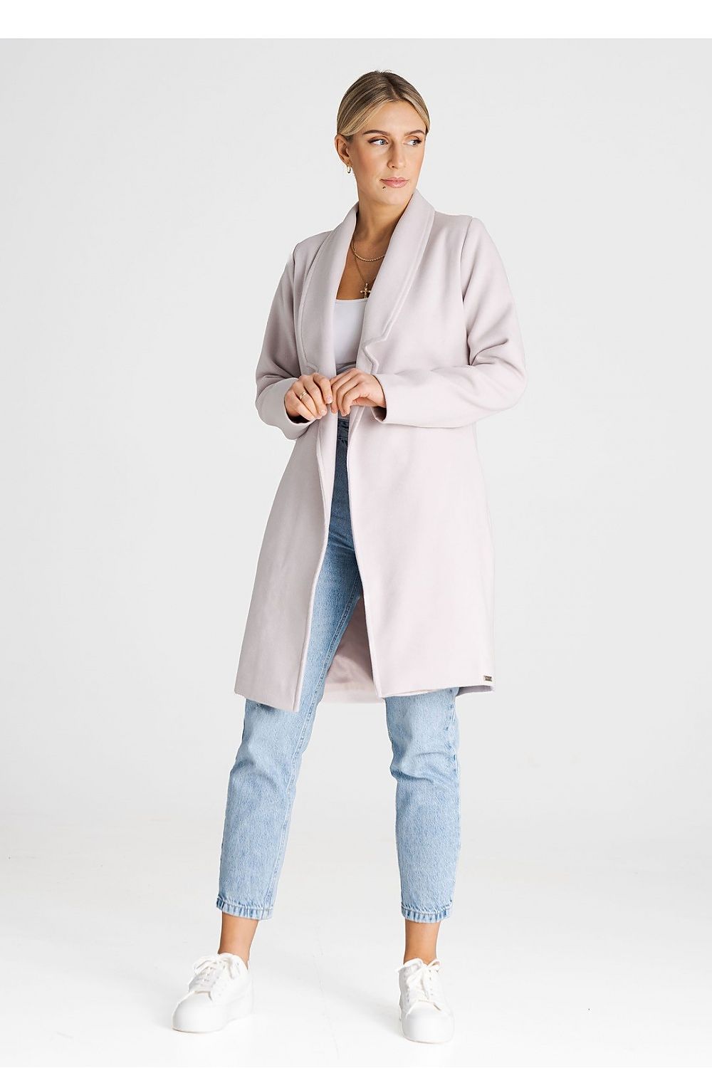 Elegant Figl coat featuring inner pockets and a stylish large collar, perfect for a sophisticated look.
