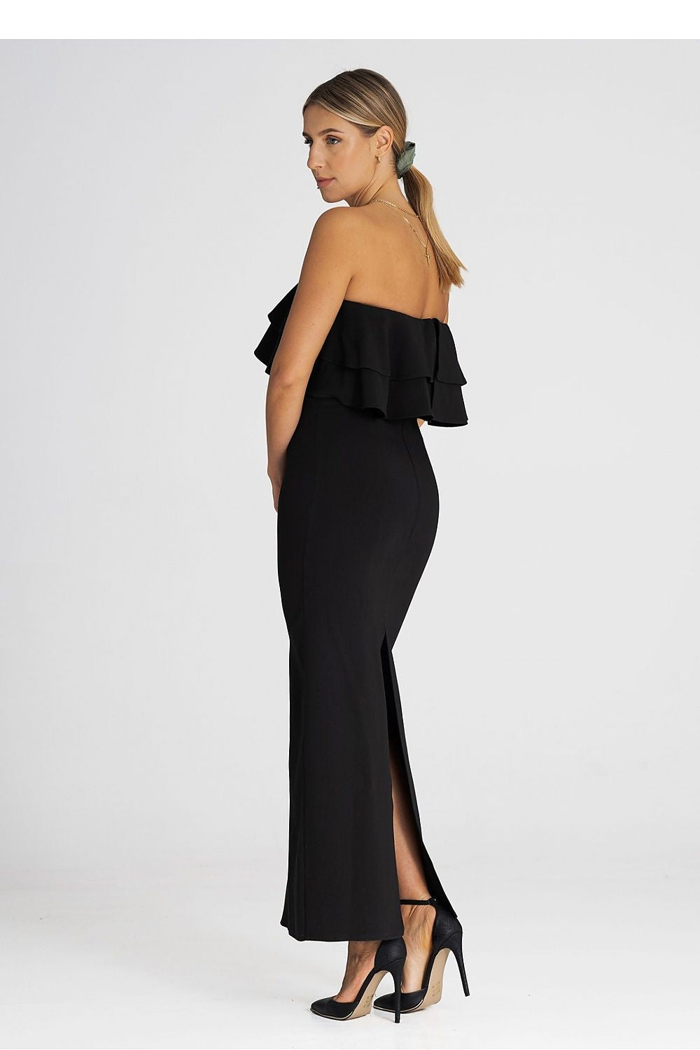 Chic Figl maxi dress, highlighting its elegant design, ideal for sophisticated gatherings.