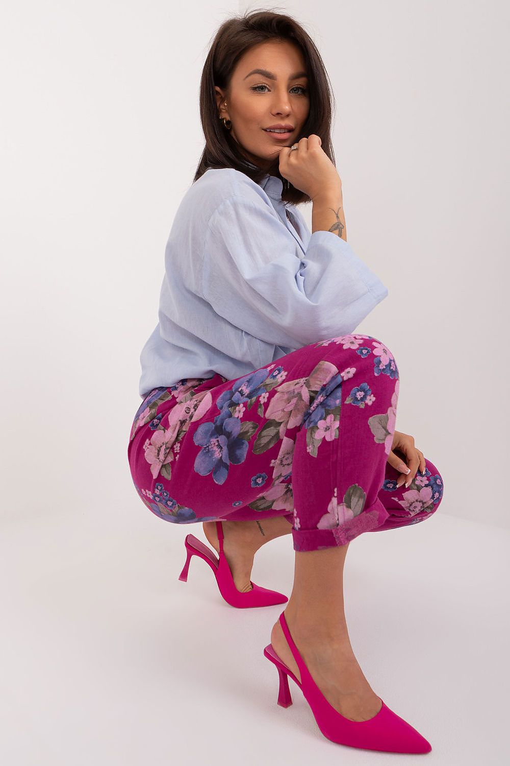 Elegant floral pattern women’s high-waisted trousers by Italy Moda, showcasing a sophisticated cotton-linen blend fabric for ultimate comfort and style.