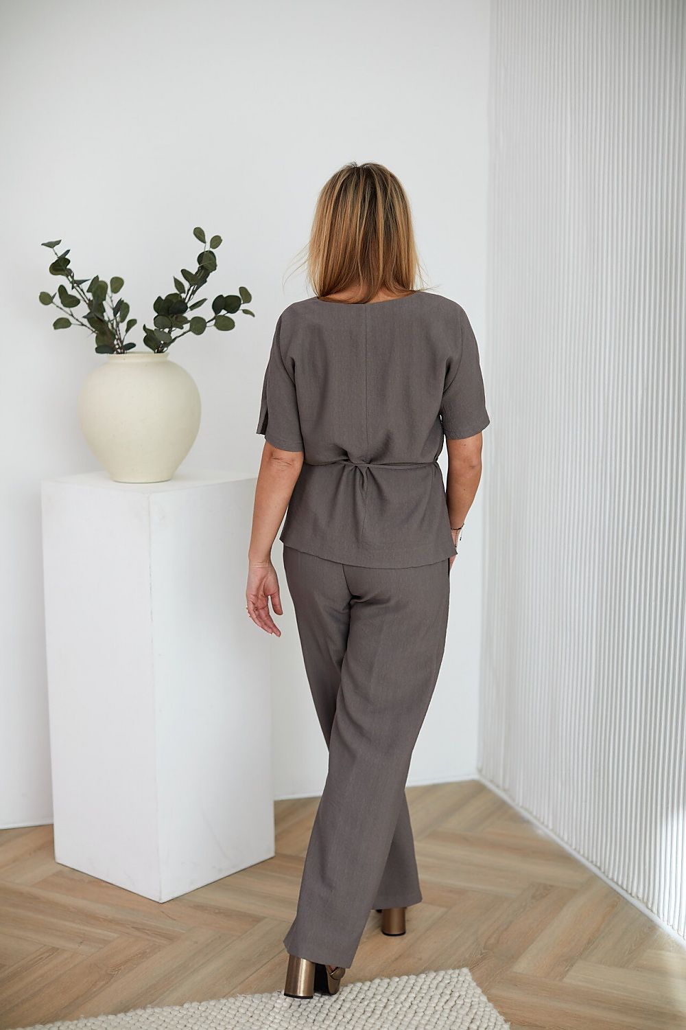 Close-up of La Aurora women's blouse featuring decorative cracks on hips and sleeves, part of an exquisite spring-summer set made in high-quality viscose, linen, and nylon blend.