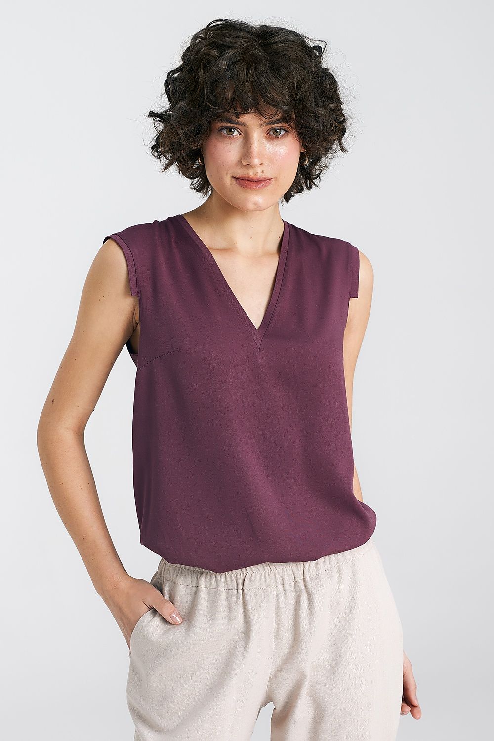 Elegant plum viscose blouse by Nife featuring a sophisticated V-neckline and delicate pleat detail for a luxurious finish.