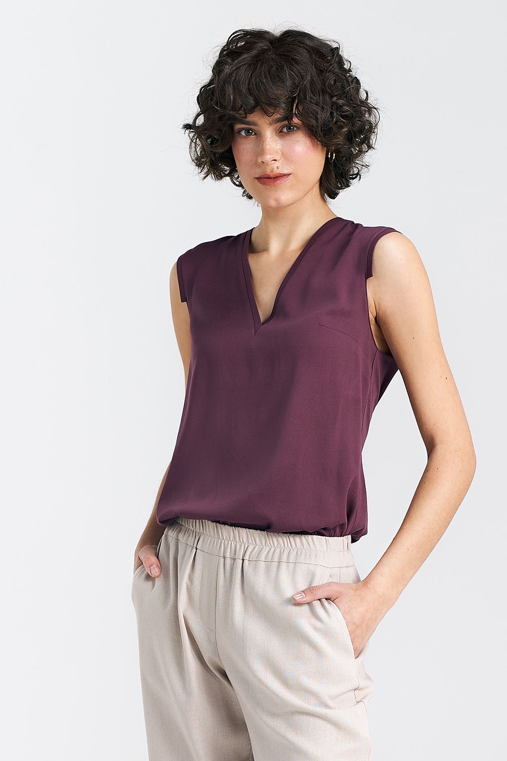 Elegant plum viscose blouse by Nife featuring a sophisticated V-neckline and delicate pleat detail.