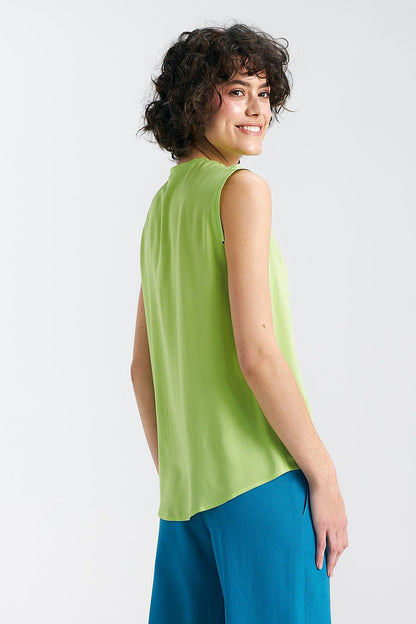 The back view of Nife's elegant plum viscose blouse, highlighting the delicate pleat details and tailored cut.