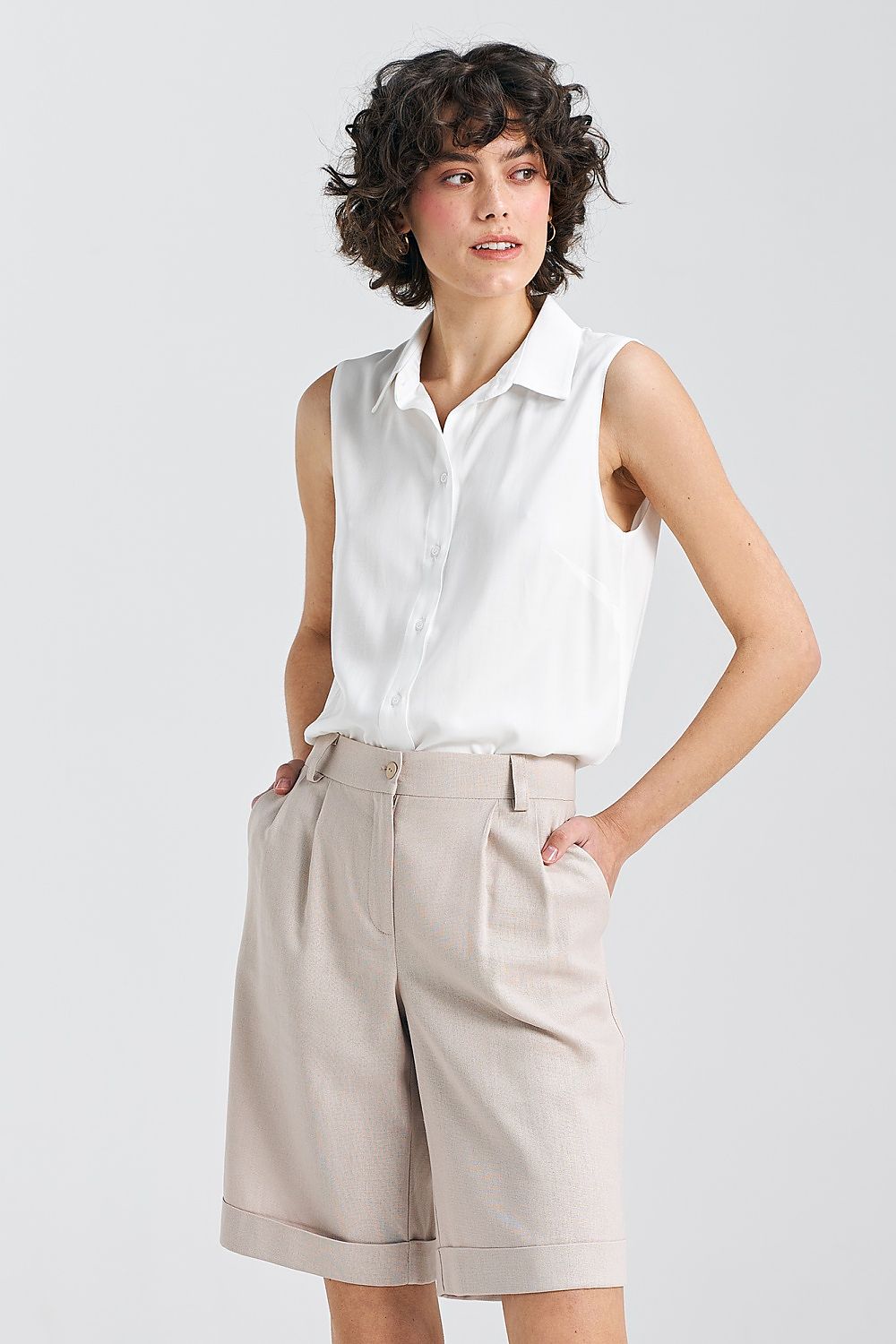 Elegant women’s sleeveless viscose shirt by Nife featuring an exquisite collar, perfect for upscale summer occasions.