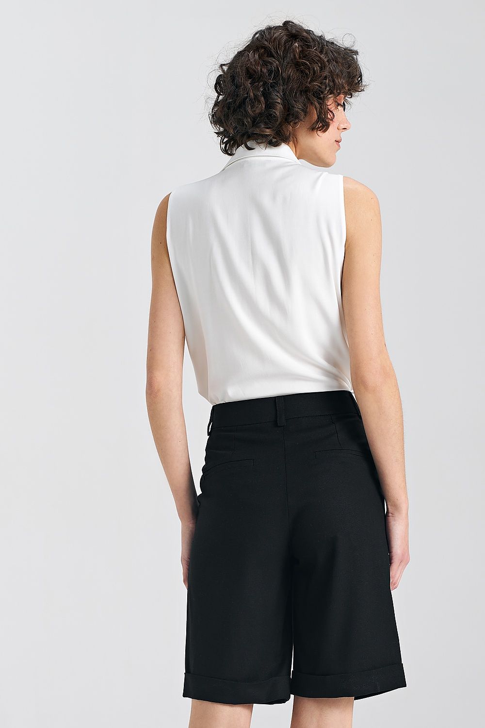 Chic sleeveless shirt from Nife crafted in soft viscose, ideal for a refined look during warm weather gatherings.