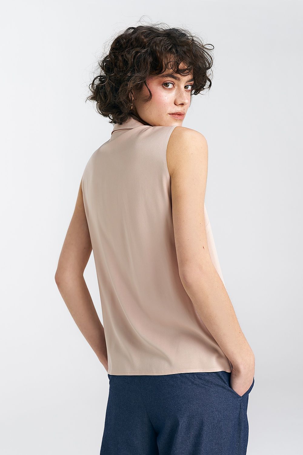 Chic sleeveless Nife shirt with classic collar, ideal for versatile styling in any woman's wardrobe.