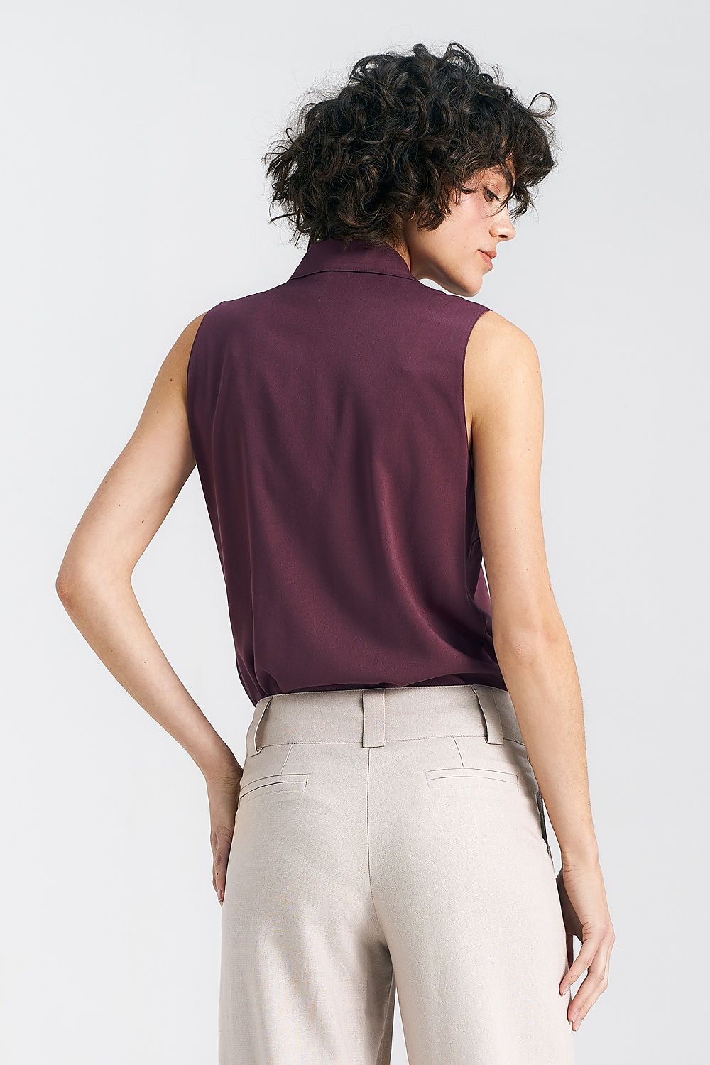 Stylish women's sleeveless shirt by Nife, made from soft viscose; showcases a chic collar and ideal for versatile summer outfits.