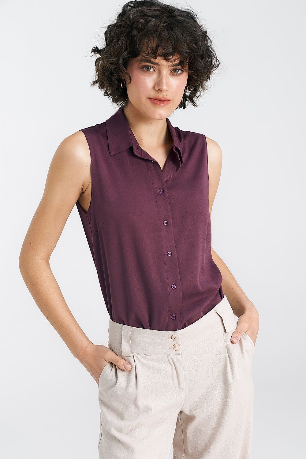Luxury sleeveless viscose shirt for women by Nife, highlighting elegant details and a timeless silhouette, perfect for both casual and formal occasions.
