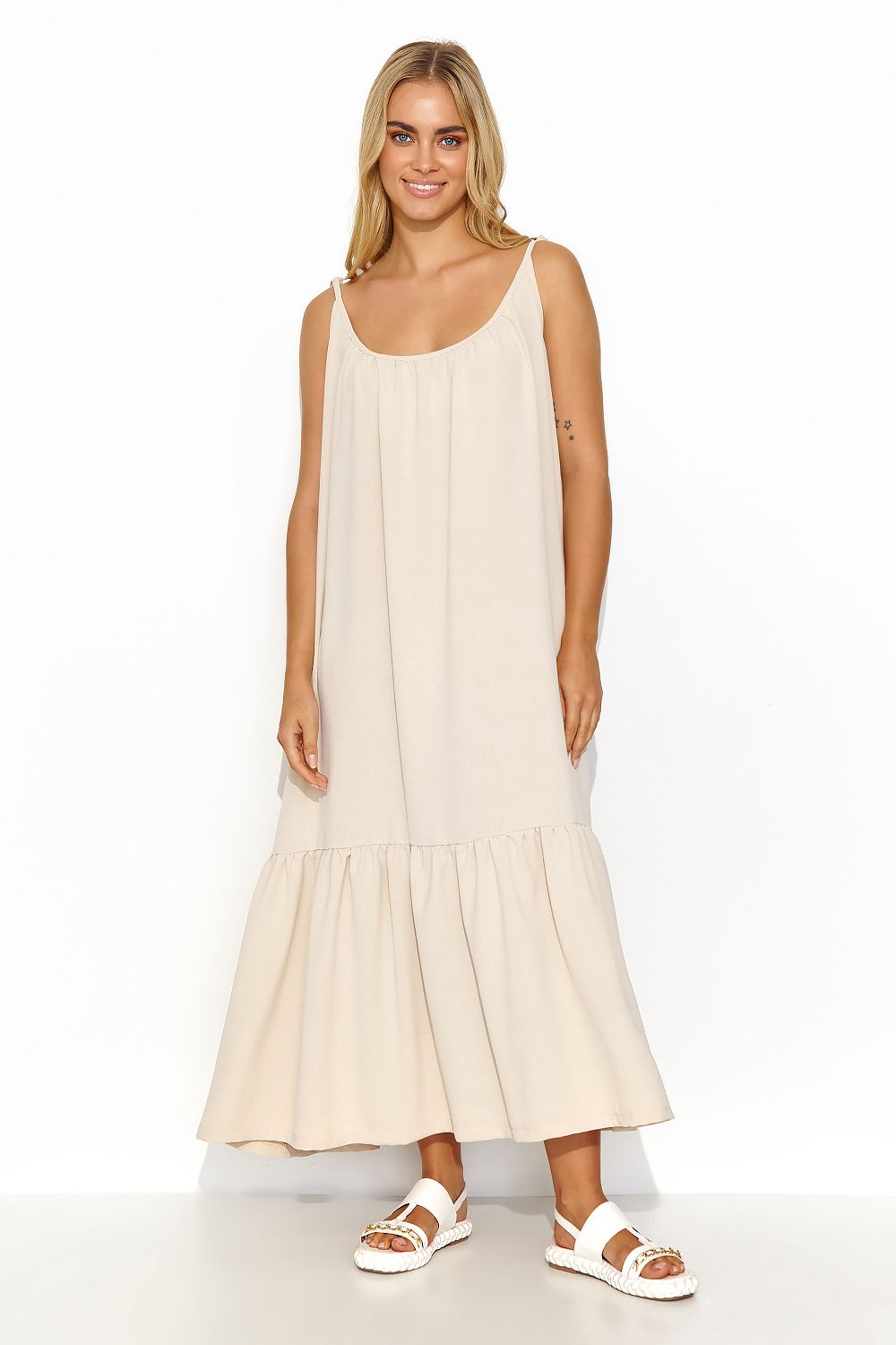 Casual and airy Timeless Summer Daydress by Makadamia with a wide ruffle hem, ideal for a fashionable summer look.