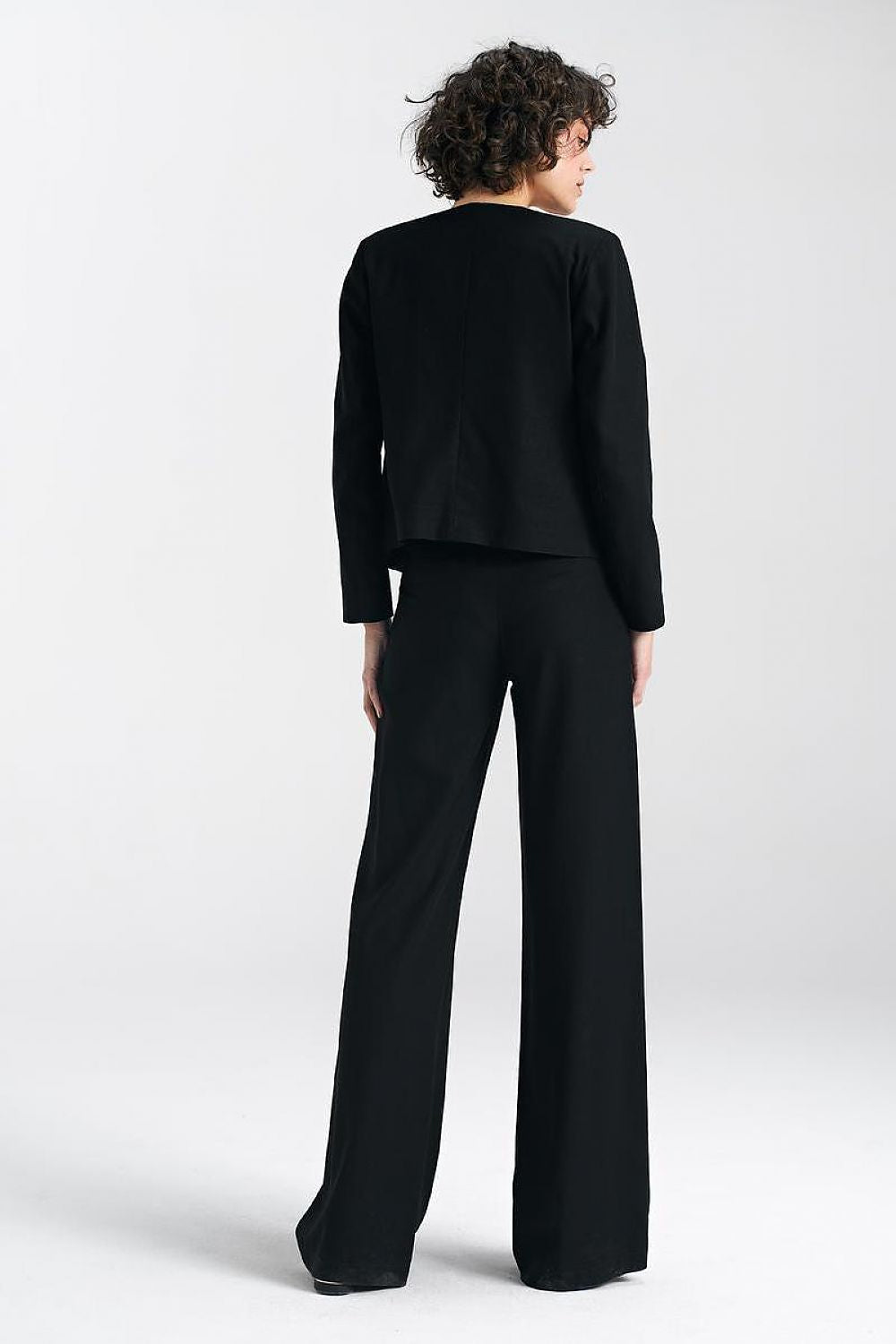 Elegant black boxy jacket from Nife, showcasing a sophisticated silhouette with a cropped fit and structured shoulders, perfect for a chic outfit.