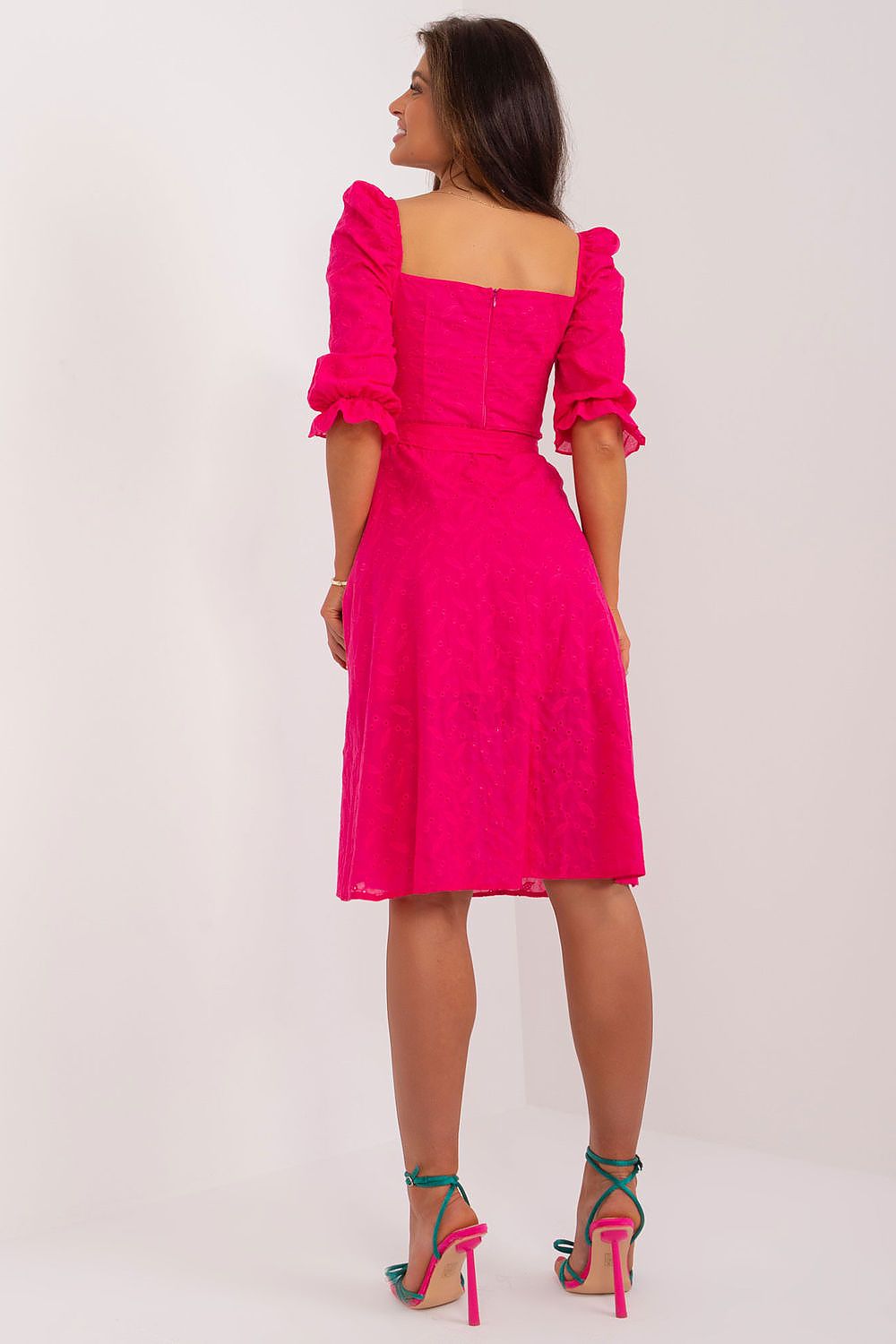 Back view of an exquisite pink midi dress by Lakerta, highlighting the zip fastening and puff sleeves, ideal for stylish summer outings.