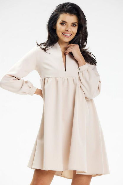 Luxurious Awama dress with long sleeves and cuffs fastened with press studs, ideal for dressing up for special dates.