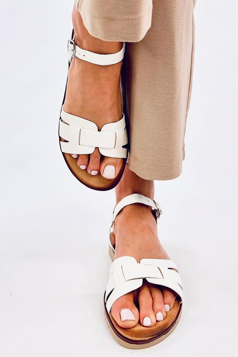 Elegant women's sandals by Inello, crafted from eco-leather with crossed straps and a perfect 2.5 cm rise for all-day comfort.