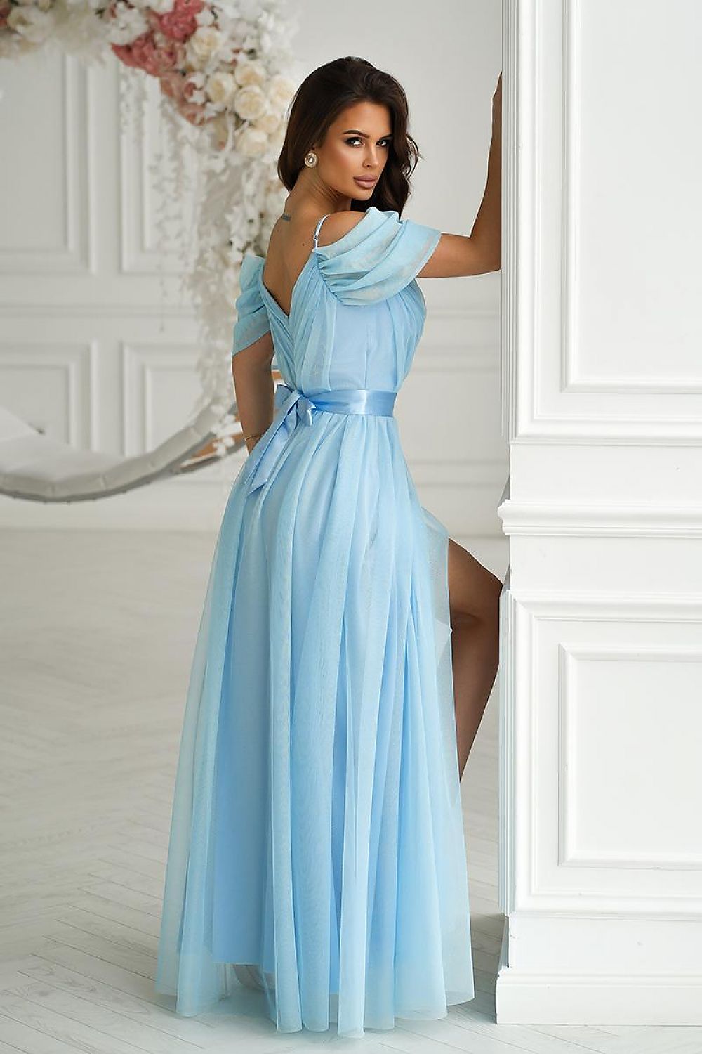 Bicotone Spanish-style dress showcasing exquisite tulle detailing and a flattering satin belt for a luxurious evening look.