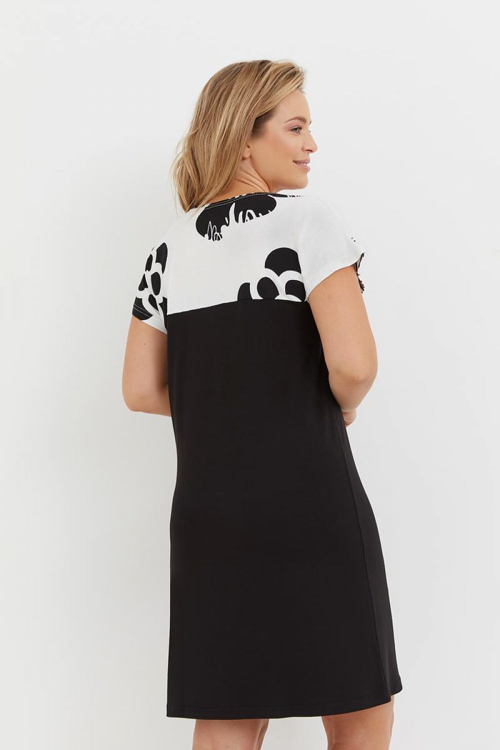 De Lafense Elle Floral Pattern Nightshirt featuring soft viscose fabric, short sleeves, and a loose fit with a floral design on a light background, perfect for luxury nightwear.