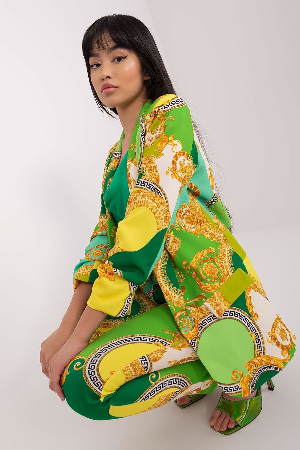 Elegant unbuttoned blazer by Italy Moda featuring a vibrant colourful print, perfect for versatile styling in all seasons.