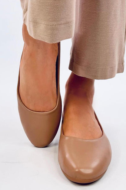 Stylish pair of Inello Women's Ballerina Flats featuring a chic rounded toe, crafted from sustainable leather for the discerning woman.