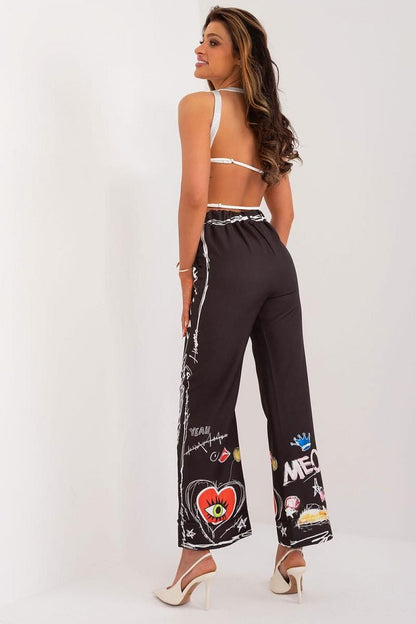 Wide leg style women’s trousers from Italy Moda showcasing a lively print, perfect for any casual outing while ensuring a chic look.