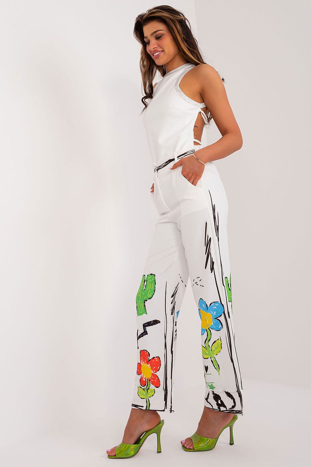 Italy Moda high-waisted trousers with a playful print, designed for a chic look, featuring side pockets for practicality and a relaxed fit.