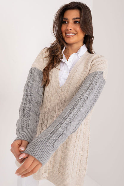 Versatile Badu cardigan in a smooth design with long contrasting sleeves and heart neckline, ideal for stylish everyday outfits.