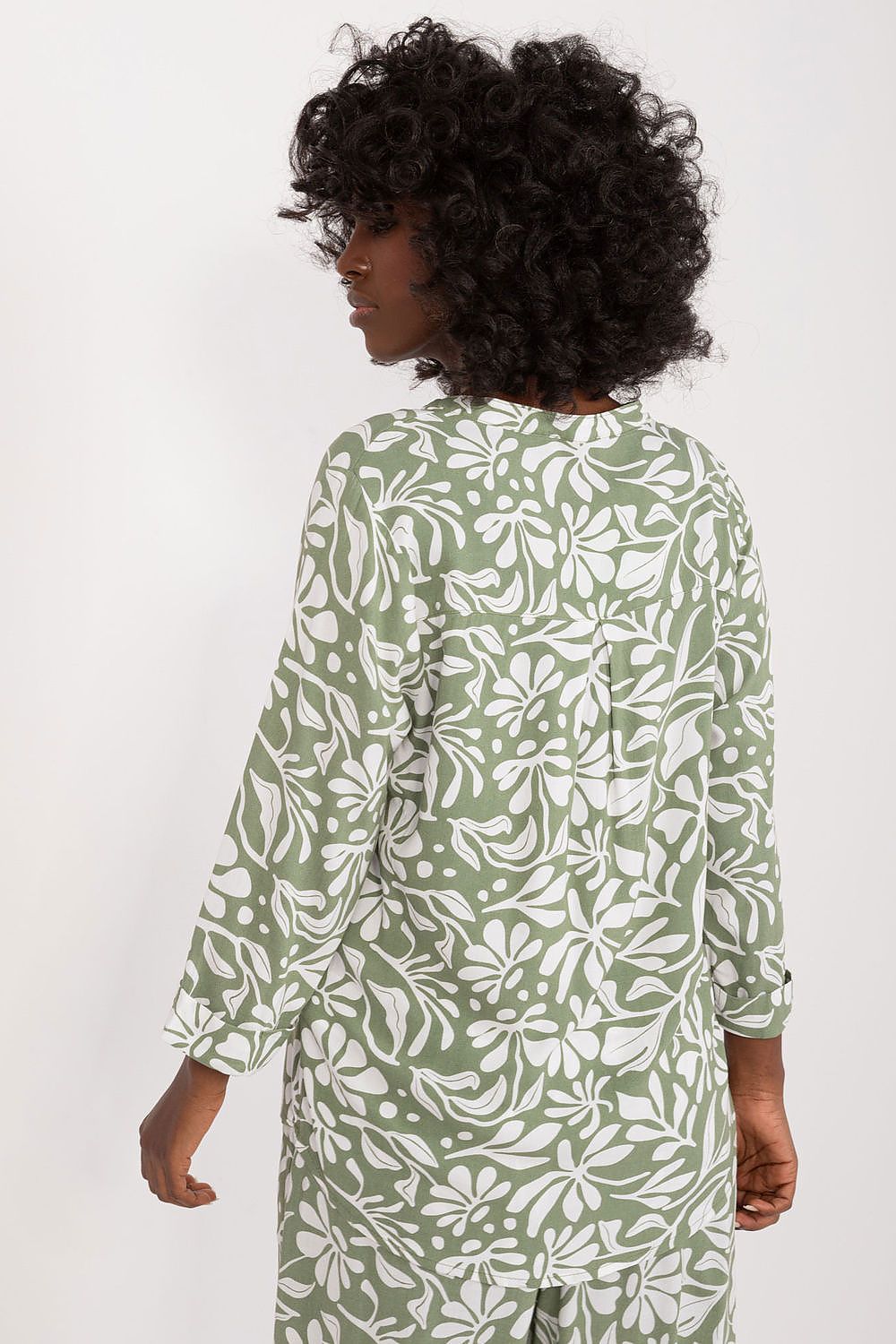 Elegant soft viscose blouse with sweetheart neckline and decorative front pleat in vibrant print by Sublevel.