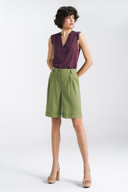Elegant mid-rise shorts for women by Nife, made from a luxurious blend of viscose, linen, and cotton, featuring a cuffed hem and practical pockets.