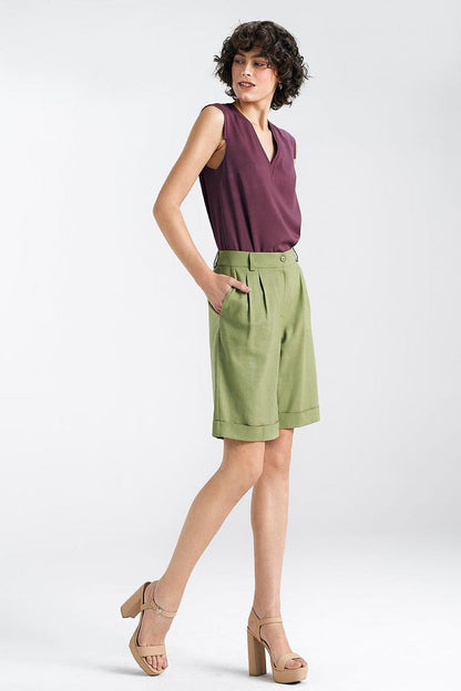 Stylish and sophisticated women’s shorts by Nife, showcasing a relaxed fit with a mid-rise waist, ideal for summer outings.