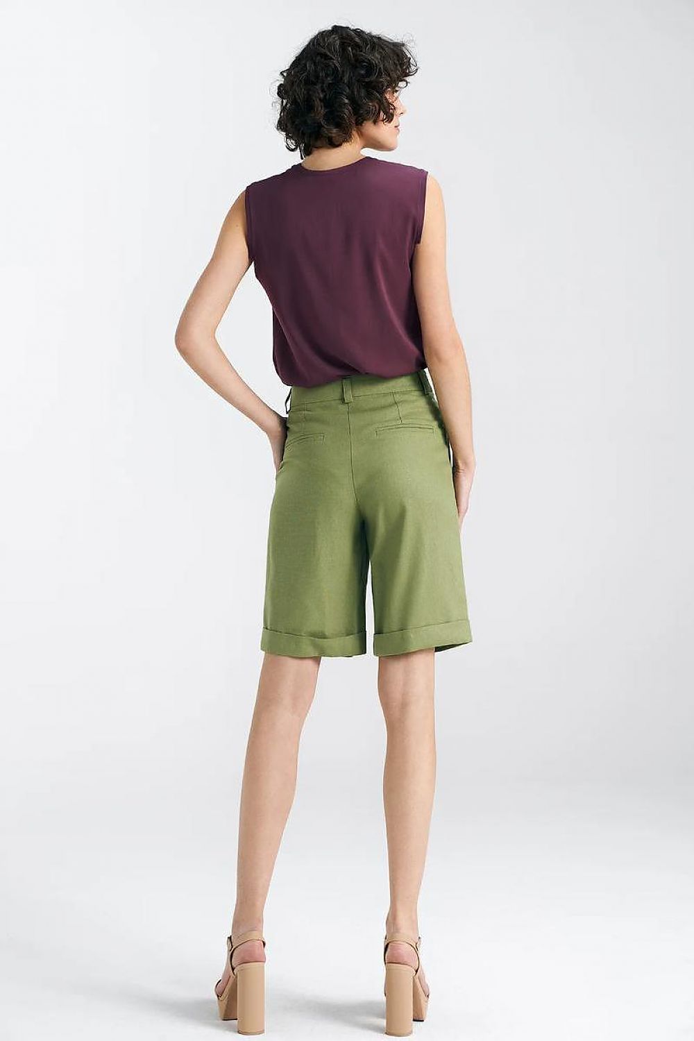 Chic and versatile cuffed hem shorts for women from Nife, designed for comfort and elegance with classic pocket detailing.
