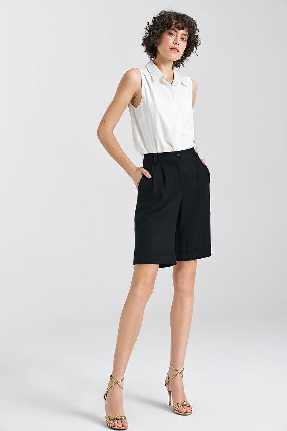 Luxurious mid-rise shorts by Nife for women, combining fashion and functionality with a sleek design, perfect for both casual and formal summer occasions.