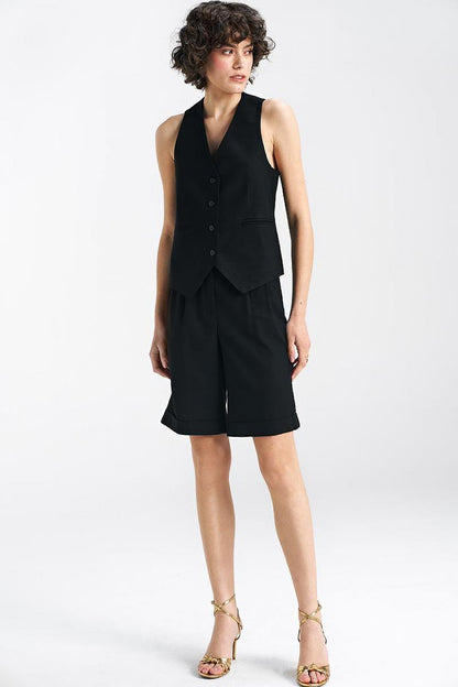 Elegant mid-rise women's shorts by Nife, made from a luxurious blend of viscose, linen, and cotton, featuring a cuffed hem and front pockets.