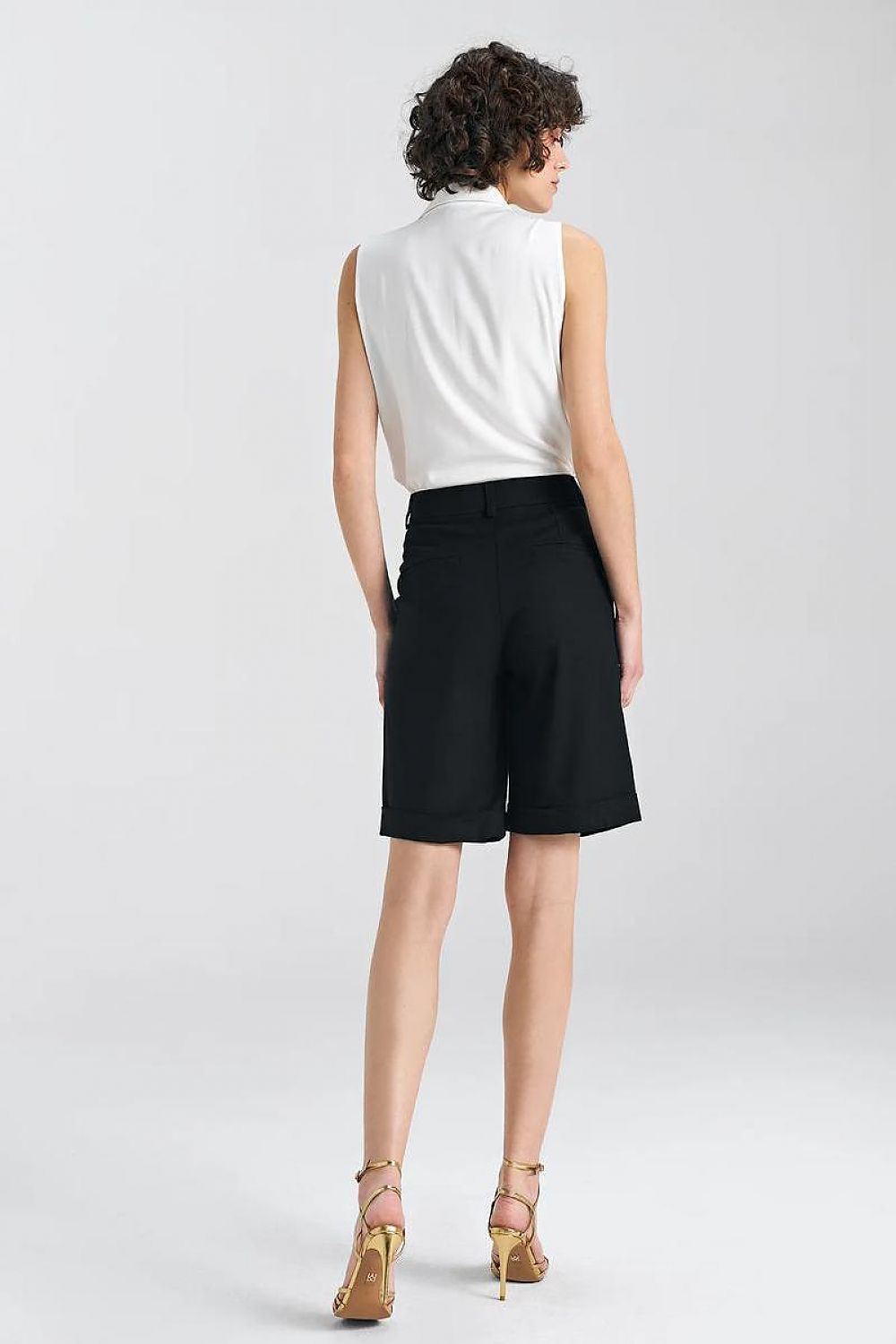 Stylish Nife mid-rise shorts for women, showcasing a relaxed fit with knee-length legs, crafted from breathable viscose, linen, and cotton blend.