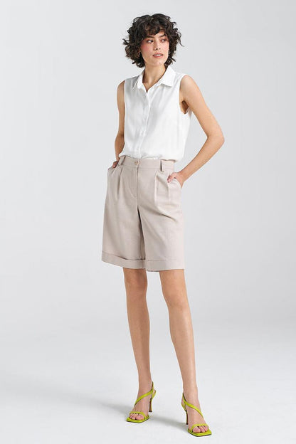Luxury women's shorts by Nife with a sophisticated cuffed design, perfect for summer outings, made from a high-quality viscose, linen, and cotton blend.