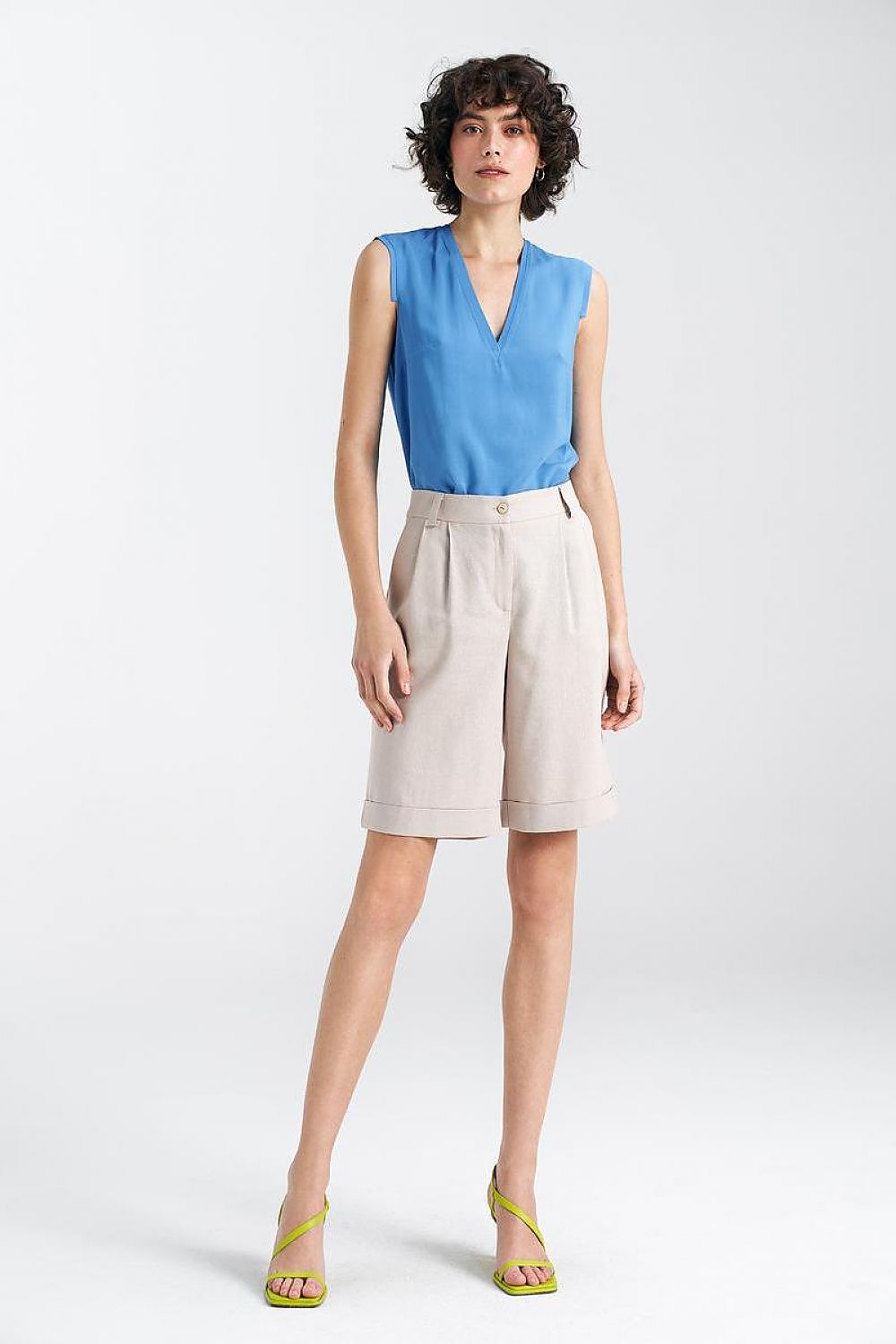 Chic Nife women's shorts, featuring a classic zipper and button closure, designed from an elegant mix of viscose, linen, and cotton, ideal for any occasion.