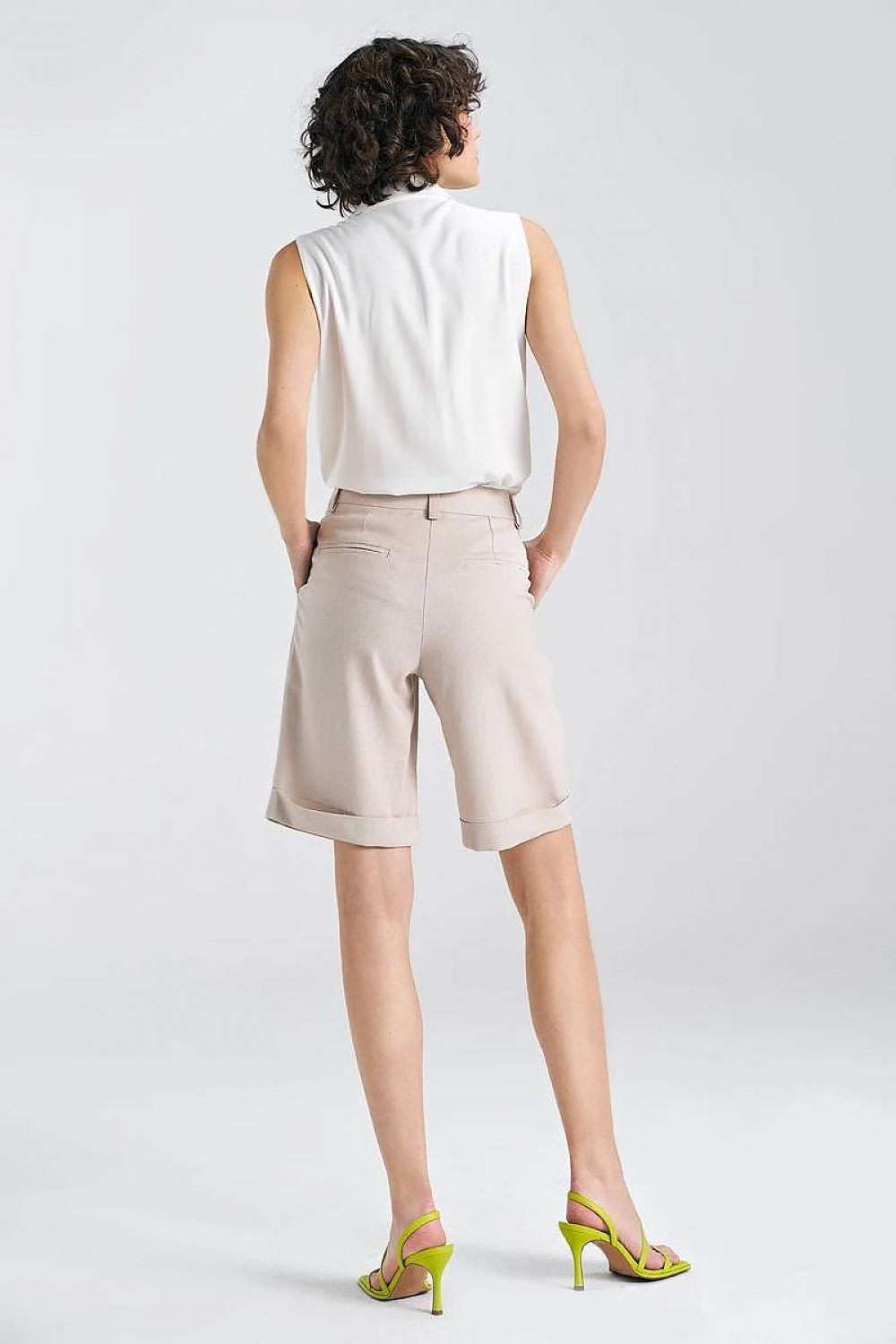 Nife summer shorts for women, combining comfort and elegance in a mid-rise design with functional pockets, crafted from a soft viscose, linen, and cotton blend.