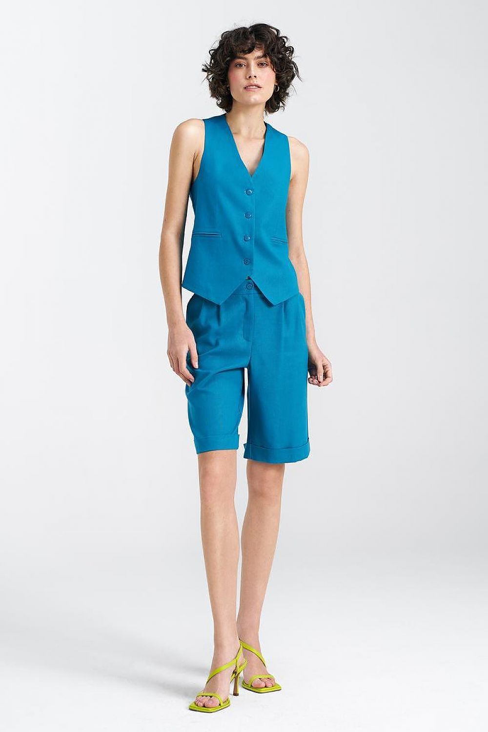 Close-up view of Nife ladies' mid-rise shorts showcasing the premium fabric blend and sophisticated cuff detail.