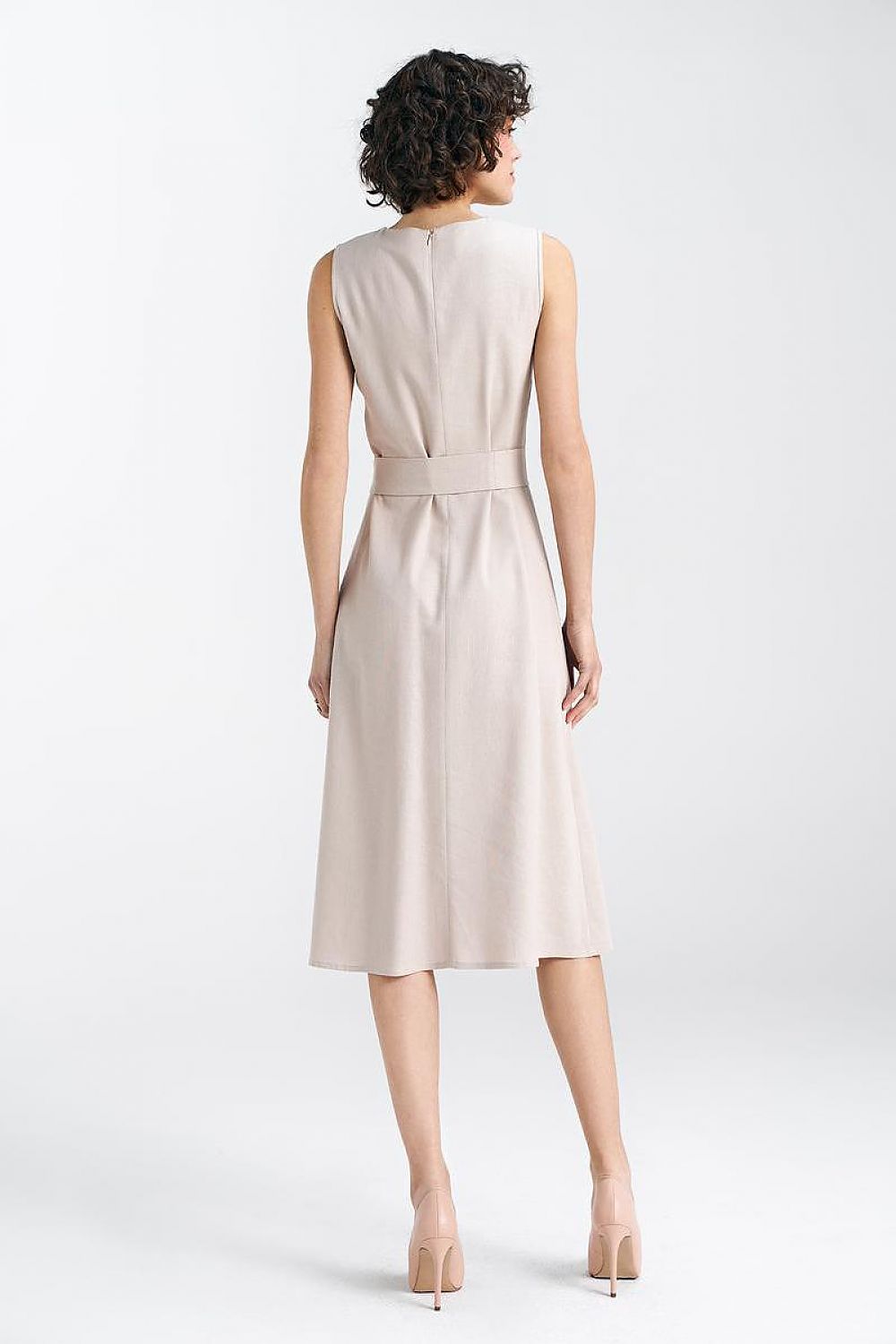 Elegant Women's Sleeveless Midi Daydress by Nife, crafted from a luxurious blend of viscose, linen, and cotton, featuring a flattering waist belt and a refined silhouette, ideal for sophisticated summer occasions.