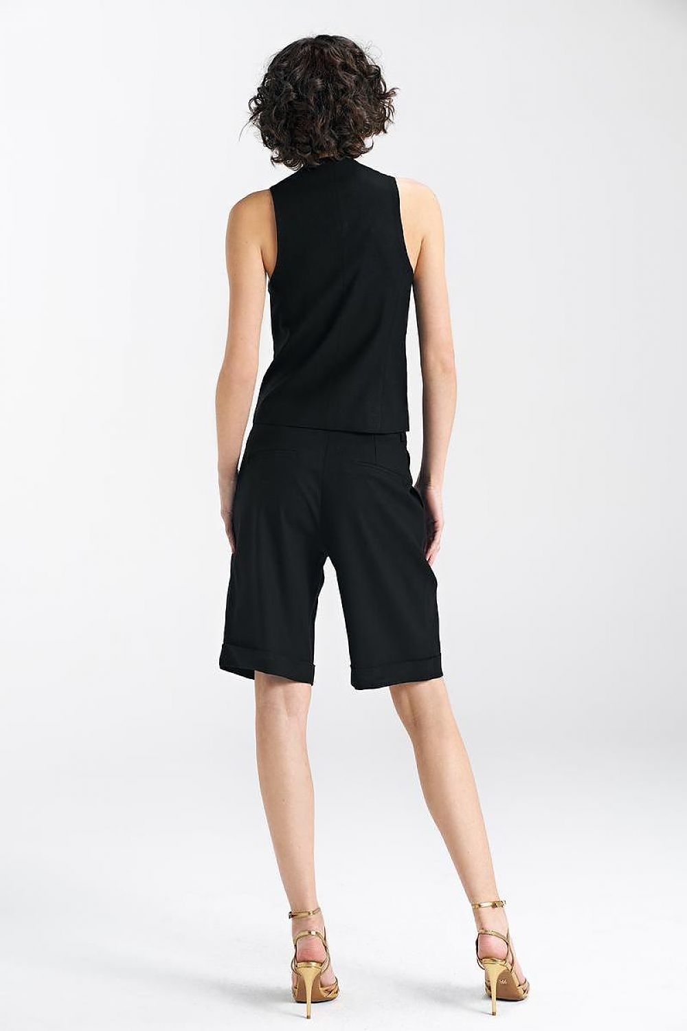 Close-up of Nife's durable gilet vest showcasing the elegant front button closure and refined high-quality fabric blend.