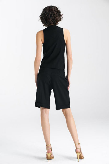 Close-up of Nife's durable gilet vest showcasing the elegant front button closure and refined high-quality fabric blend.