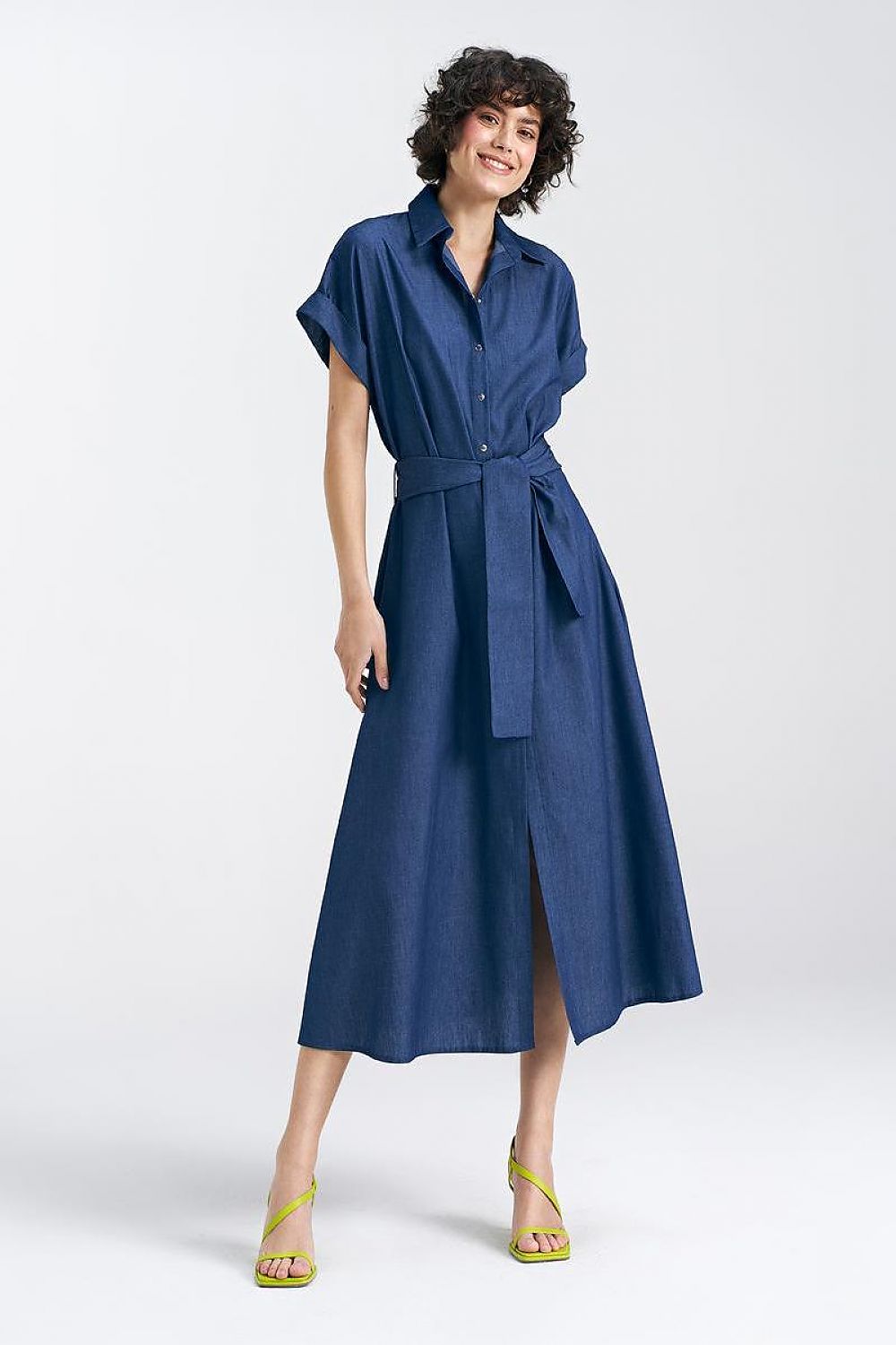 Elegant Nife Cotton Midi Daydress showcasing a V-neckline and kimono sleeves, perfect for summer outings.