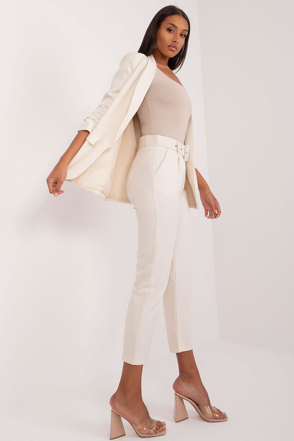 Close-up view of Och Bella women's high-waist chino trousers showcasing the stylish zip and button closure, accentuated by a fastened belt and practical slip pockets.