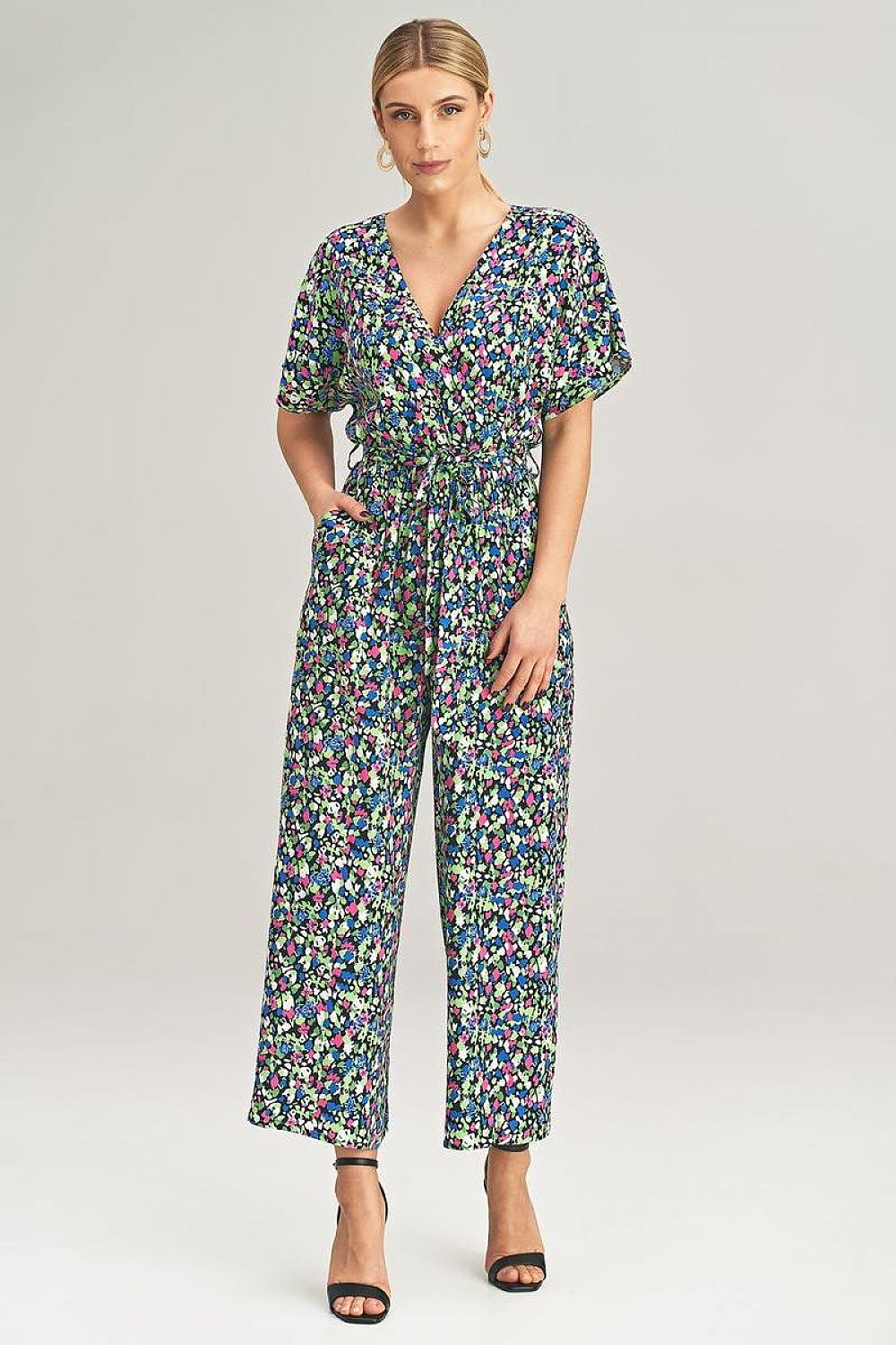 Chic Figl loose jumpsuit adorned with kimono sleeves, tied at the waist, perfect for a luxurious and fashionable look.