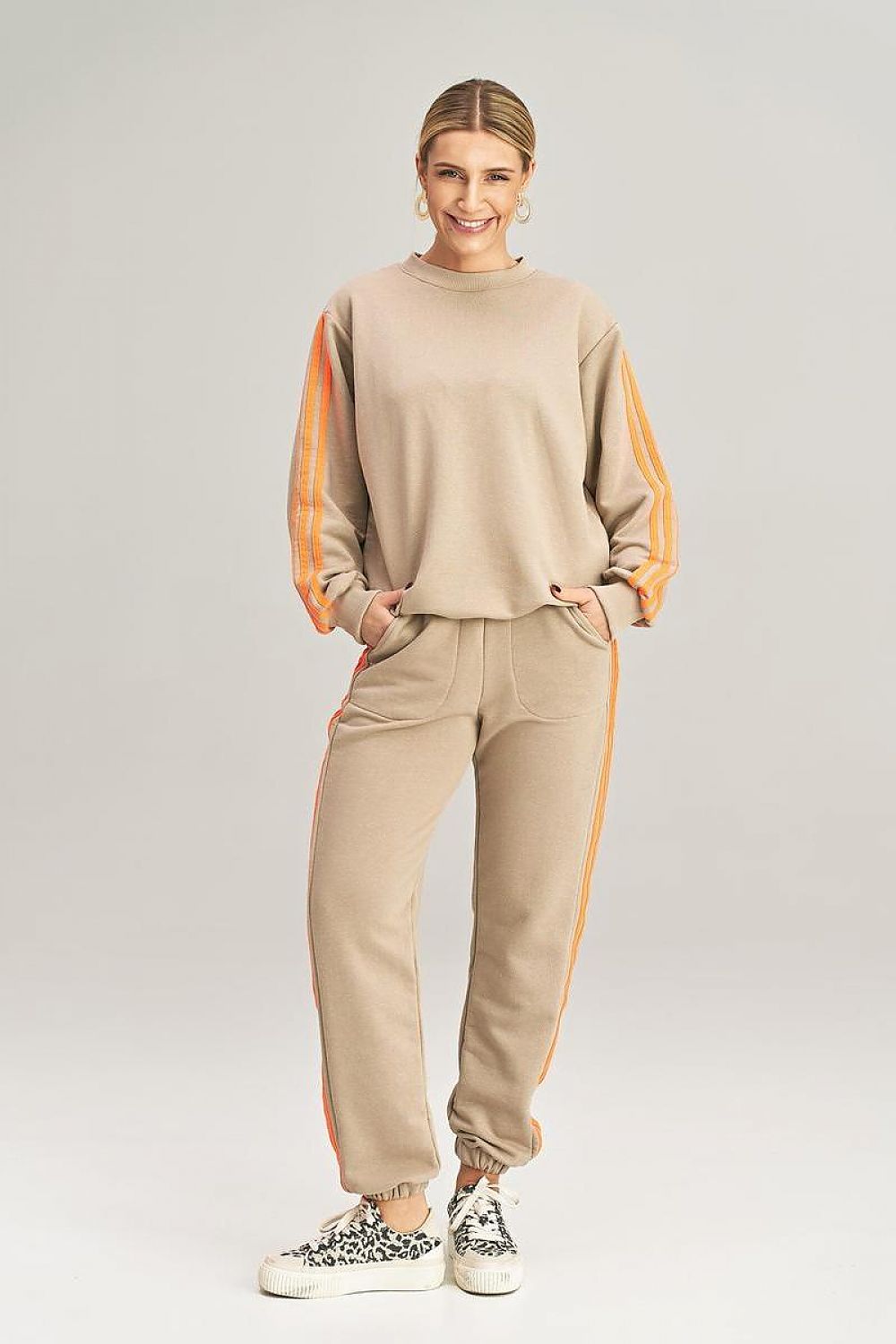 Figl Elegant Tracksuit Set showcasing loose sweatshirt with contrasting stripes and matching sweatpants, perfect for stylish casual wear.