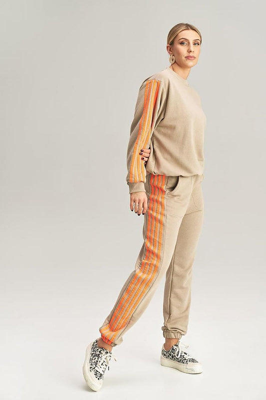 Elegant tracksuit set by Figl featuring a loose sweatshirt with contrasting stripes and matching sweatpants, perfect for a fashionable and relaxed look.