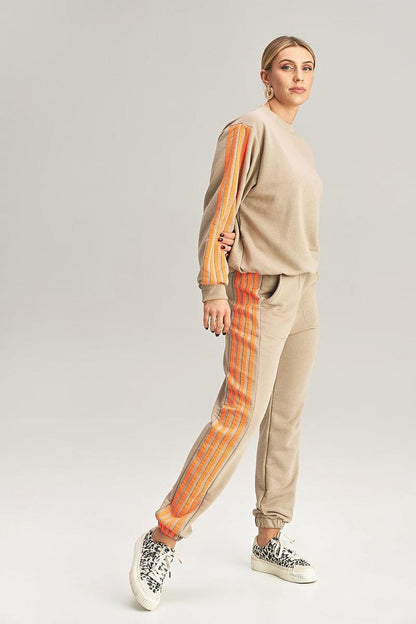 Elegant tracksuit set by Figl featuring a loose sweatshirt with contrasting stripes and matching sweatpants, perfect for a fashionable and relaxed look.