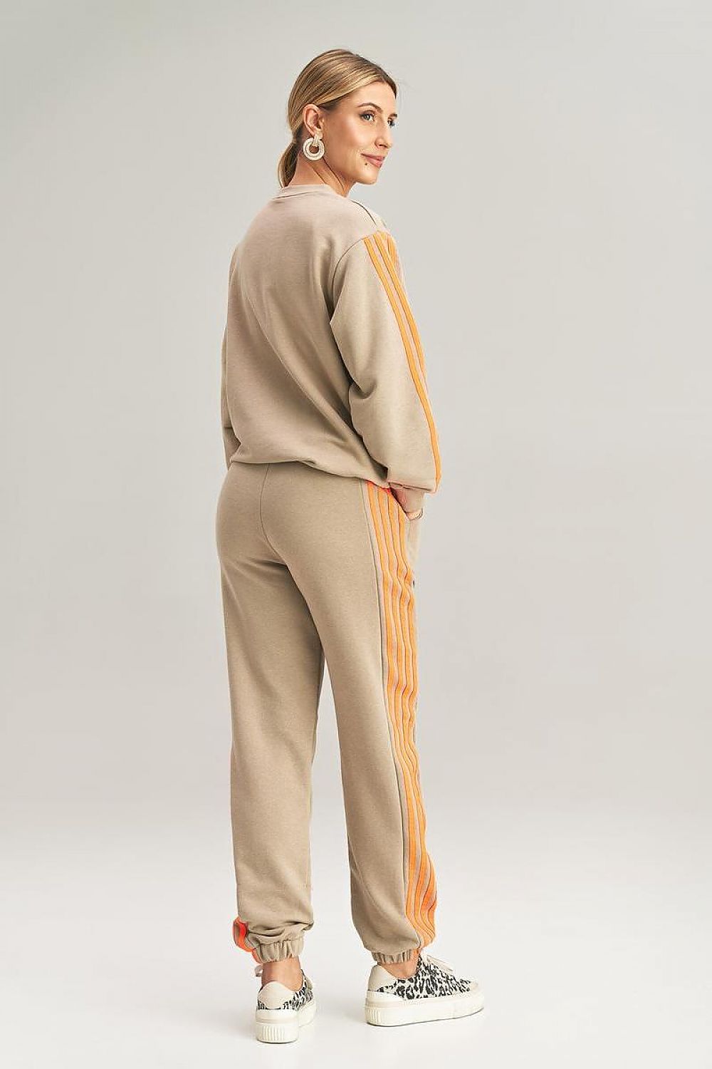 Figl's chic and comfortable tracksuit details, showcasing the flattering silhouette and stylish striped design of the sweatshirt and sweatpants.