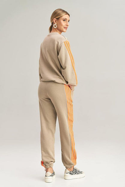 Figl's chic and comfortable tracksuit details, showcasing the flattering silhouette and stylish striped design of the sweatshirt and sweatpants.