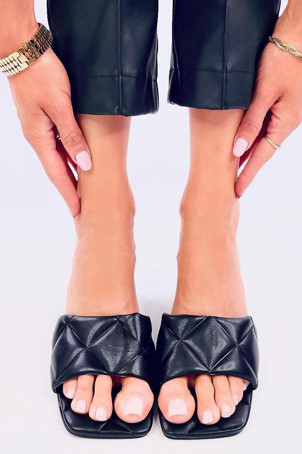 Chic women's mules from Inello with a 7.5 cm heel height, designed in quilted eco leather for elegance and comfort.