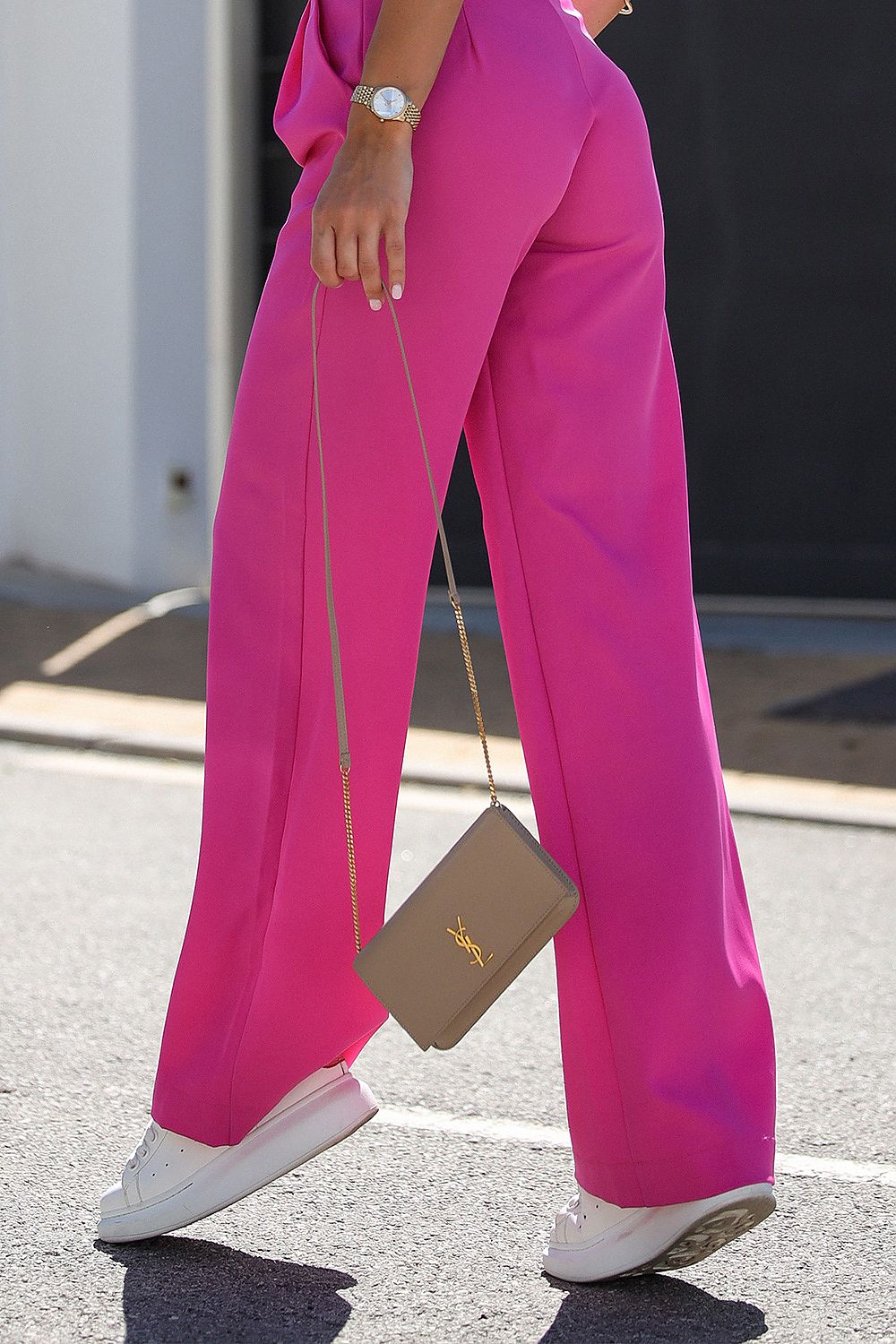 IVON’s chic women's trousers displaying side pockets and a timeless design, ideal for year-round styling and elegance.