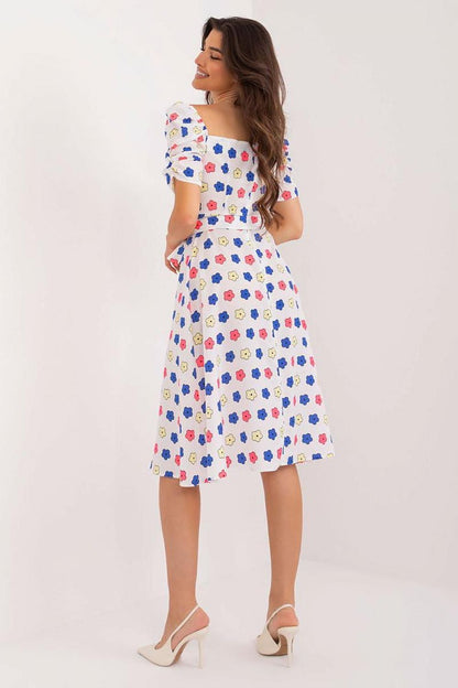 Charming knee-length floral dress by Lakerta, featuring a sweetheart neckline and a flattering fit-and-flare silhouette.